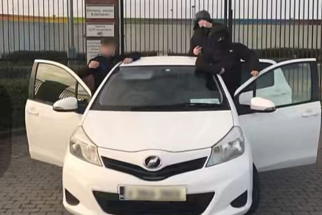 Picture shows ‘Lucky Dip’ gang taunting gardaí before dangerous M1 chase