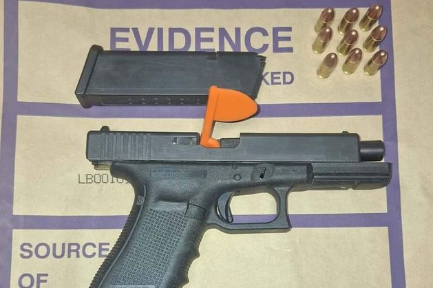 Three teens and woman (30s) arrested as gardaí seize Glock 17 and €25k of cocaine in Ballyfermot raid