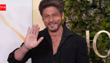 Hande Ercel caught filming Shah Rukh Khan at award show; netizens call her a 'total fan-girl' - WATCH |