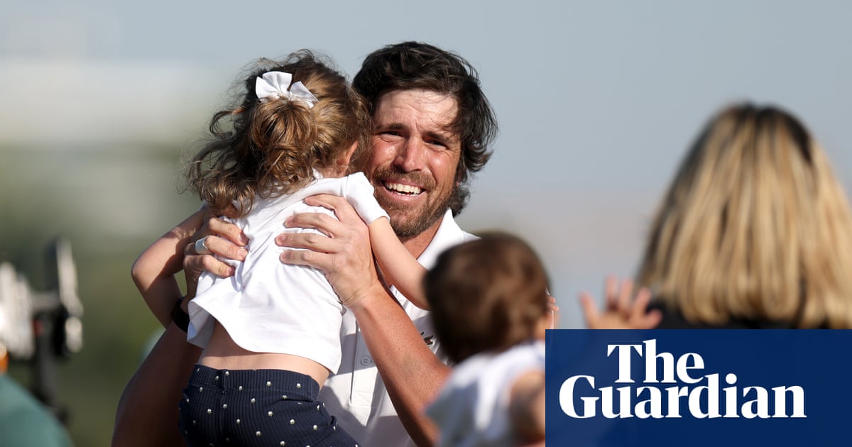 Shane Lowry chips into water at 72nd hole to blow lead as Elvira wins in Dubai | European Tour