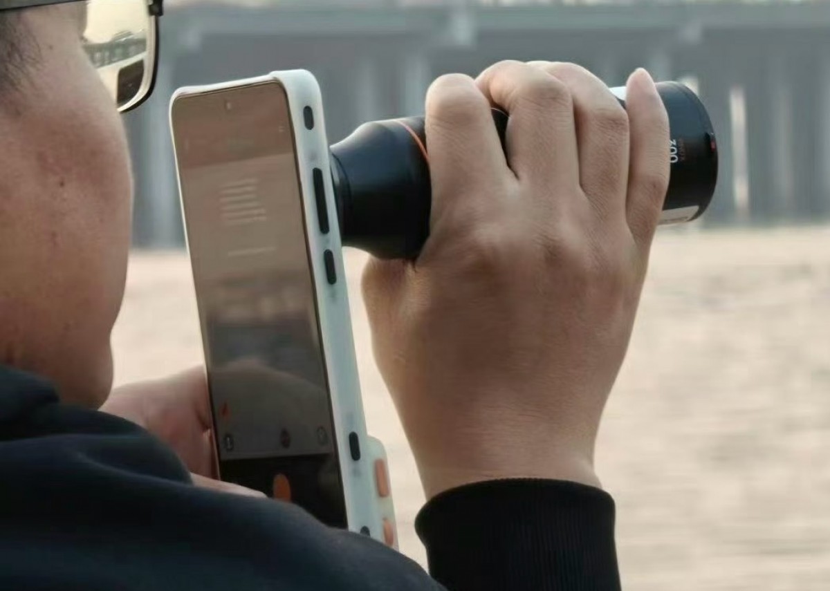 Oppo Find X9 Ultra spotted in real-life images with a 300mm telephoto extender