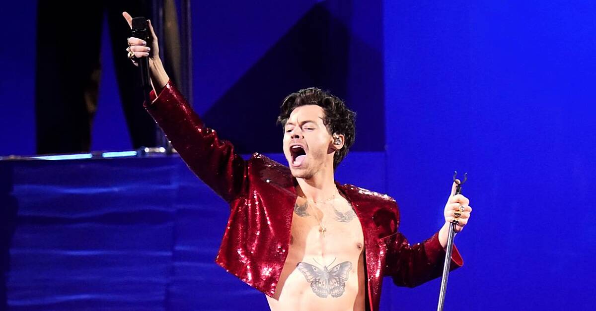Harry Styles reenacts Dirty Dancing lift in newly released music video