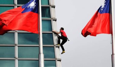 US rock climber scales Taiwan skyscraper without ropes