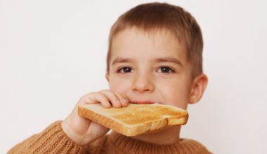 Visual arts professor perfectly explains why actors in movies are always eating toast