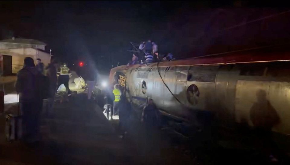 Emergency responders work at the site after a high-speed train derailed and smashed into another oncoming train, near Adamuz, in Cordoba province, Spain, January 18, 2026 in this screengrab taken from a social media video. @ibuprofeno600mg via X/via REUTERS