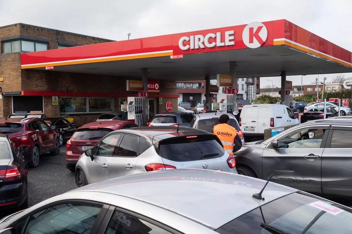14/12/2023  - Motorists queue to fill with fuel this afternoon at a Circle K filling station in Tallaght as the company announced a flash reduction of 20cent per litre of their fuels from 1pm this afternoon until 4 pm at participating filling stations