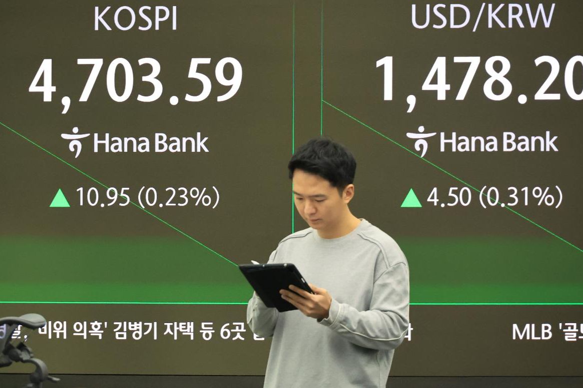 An electronic trading board shows the Korean currency  at 1,478.20 won against the U.S. dollar at a Hana Bank in Seoul, Wednesday. Yonhap