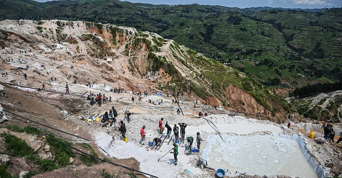 200 people dead after landslide at coltan mining site