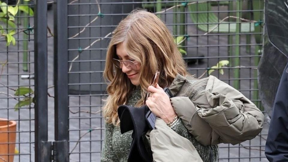  Jennifer Aniston and New Beau Jim Curtis Pack Godmothers Bookstore for His Sold-Out Summerland Event 03/01/2026. 