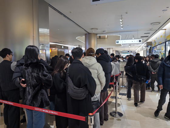 Customers queue for Dubai chewy waffles at the Lotte Jamsil in Southern Seoul on Jan. 18 [CHO YONG-JUN]