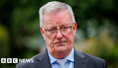Mike Nesbitt to stand down as leader