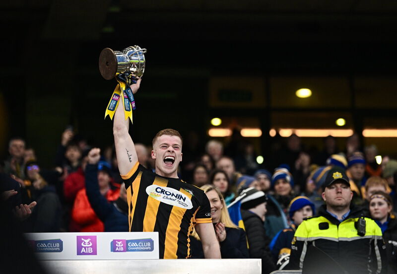 Kilbrittain captain Philip Wall lifts the cup. Photo by Piaras Ó Mídheach/Sportsfile
