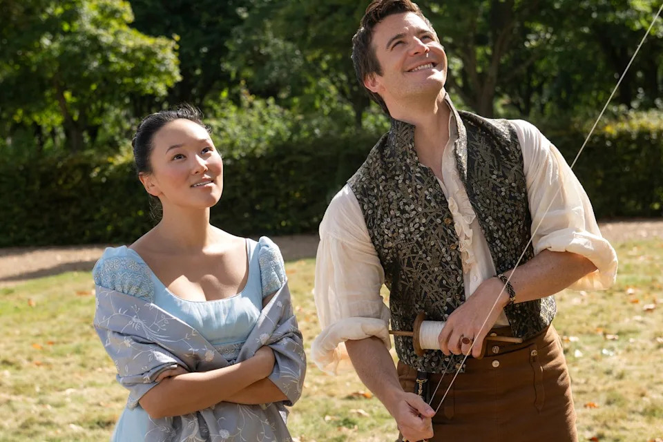 Yerin Ha as Sophie Baek, Luke Thompson as Benedict Bridgerton in 