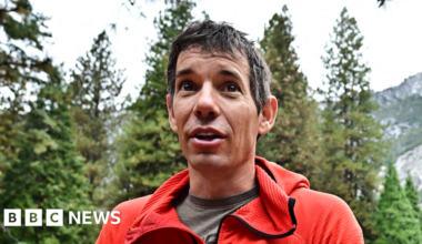 Climber delays rope-free skyscraper ascent over rain