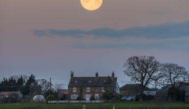 Wolf supermoon appears in clear UK skies – The Irish News