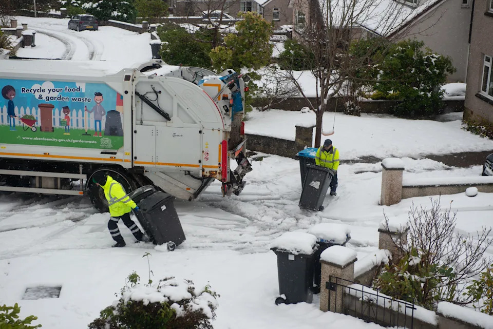 20th November 2025, Aberdeen, Scotland. Council workers continue house to house recycling collections in heavy snow in Cults Aberdeen Credit Paul Glendell Credit: Paul Glendell/Alamy Live News