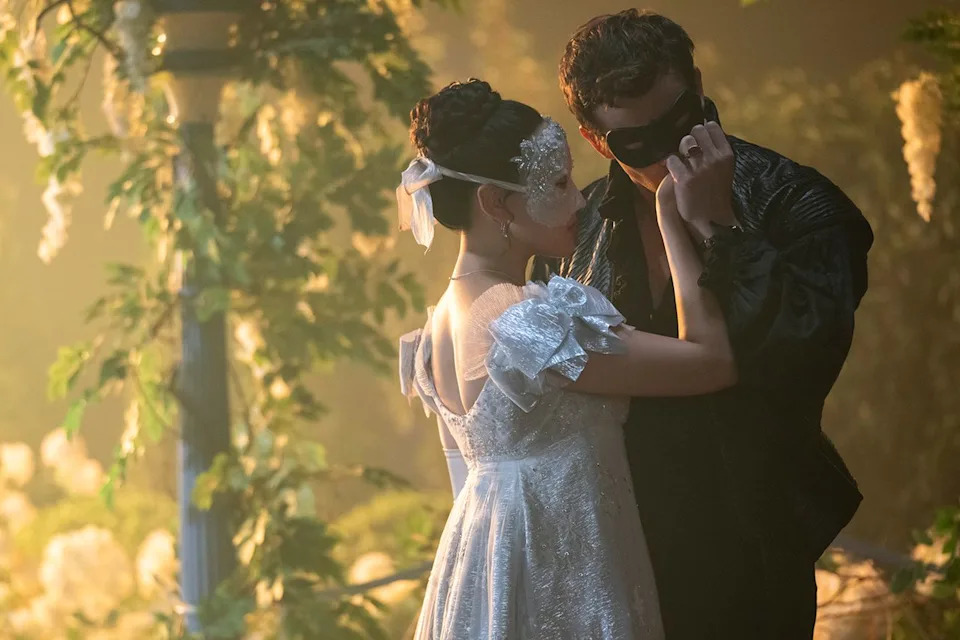 Yerin Ha as Sophie Beckett, Luke Thompson as Benedict Bridgerton in 