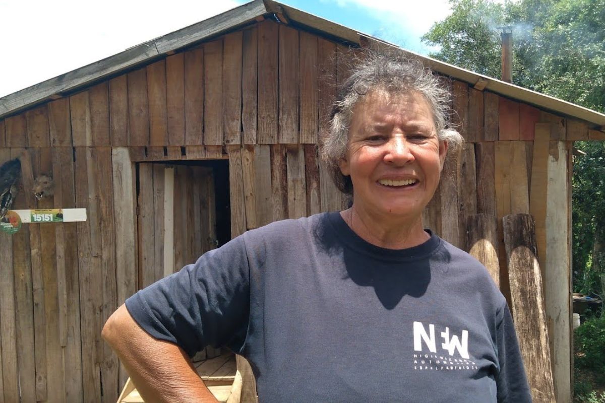 At 68 years old, woman lives alone in the middle of the woods, without electricity, raises animals, plants beans, overcame a serious illness and says that working in the fields truly saved her life (1)