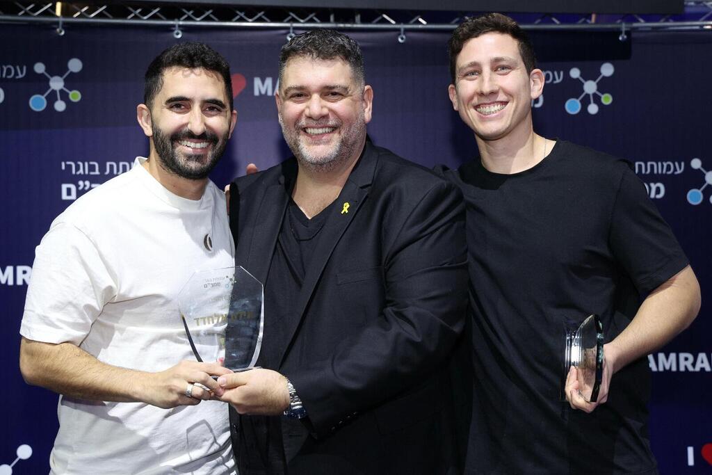 Eilon Elhaddad and Eylam Milner receiving the award from Yossi Melamed, CEO of the Mamram Association (Photo: Niv Kantor) Eilon Elhaddad and Eylam Milner receiving the award from Yossi Melamed, CEO of the Mamram Association