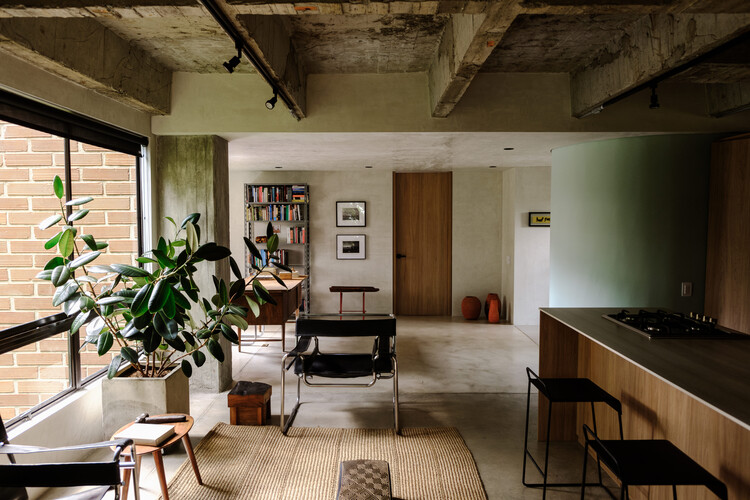 Forest Apartment / Trópico Arquitectura - Interior Photography, Wood, Table, Chair