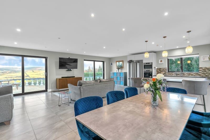 Kitchen/dining area with panoramic views