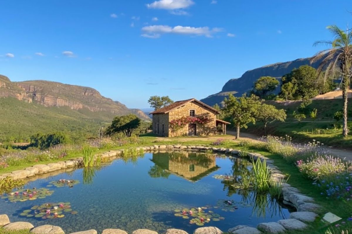 A vibrant refuge nestled in the mountains of Minas Gerais brings together free-roaming animals, integrated chalets, and absolute silence in a rural project that trades the city for nature and quality of life.