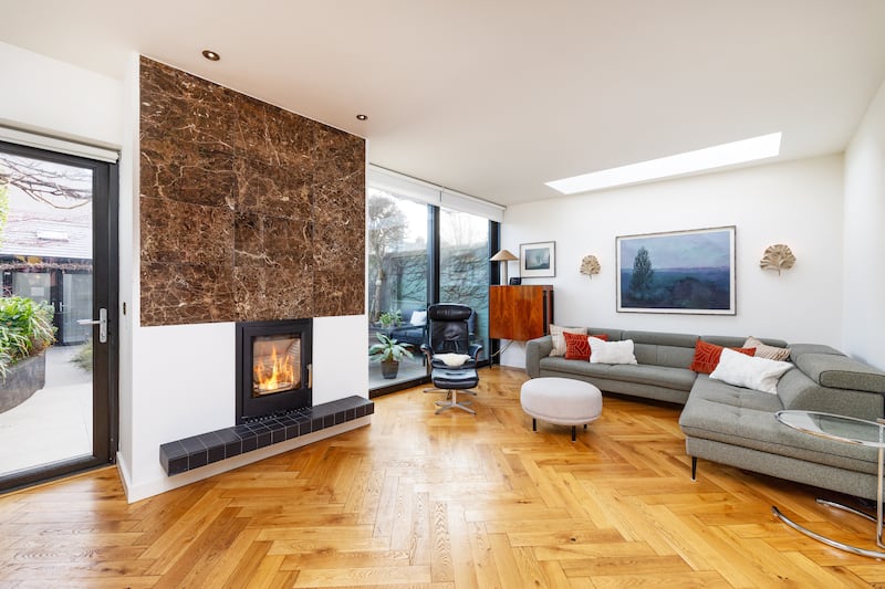 Livingroom, with polished stone chimney breast