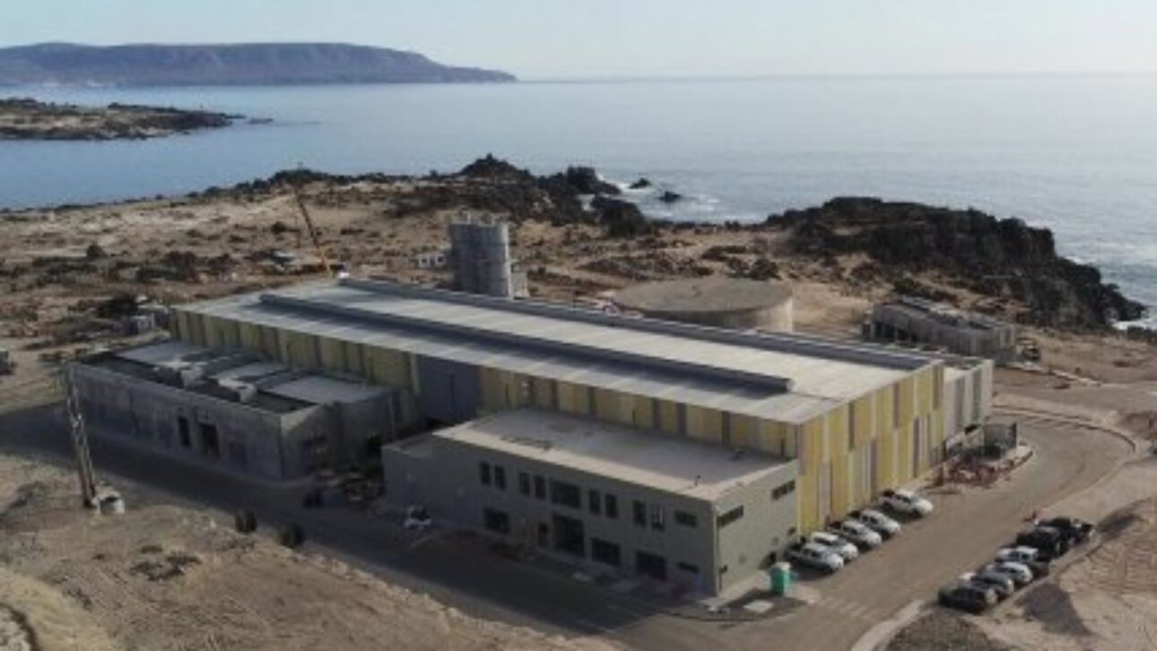 A power plant in the Atacama Desert transforms seawater into potable water per hour, guaranteeing a supply to Chilean cities in a region of extreme scarcity.