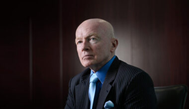 Mobius shuns record-breaking gold on risk of dollar rebound