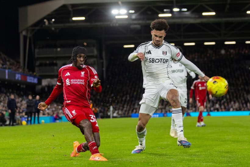 LONDON, ENGLAND - Sunday, January 4, 2026: (L-R) Liverpool's Jeremie Frimpong and Fulham's Antonee Robinson during the FA Premier League match between Fulham FC and Liverpool FC at Craven Cottage. (Photo by David Rawcliffe/Propaganda)