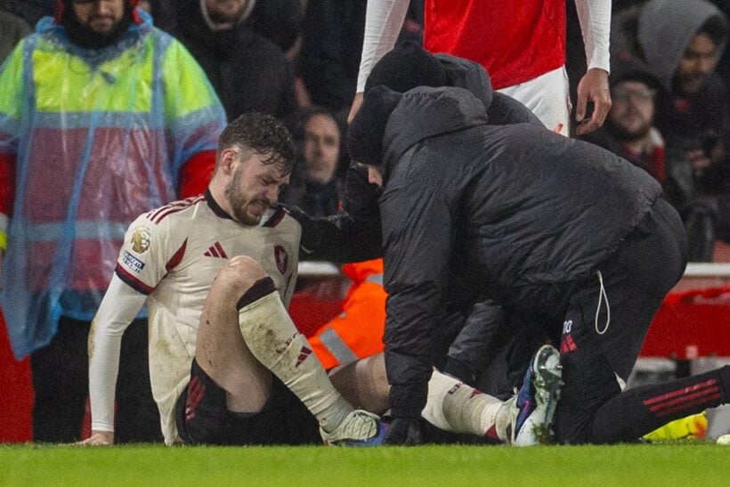 LONDON, ENGLAND - Thursday, January 8, 2026: Liverpool's Conor Bradley receives treatment during the FA Premier League match between Arsenal FC and Liverpool FC at the Emirates Stadium. (Photo by David Rawcliffe/Propaganda)