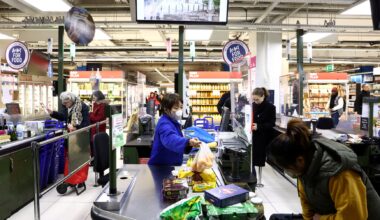 Euro zone business activity expands steadily but price pressures reemerge