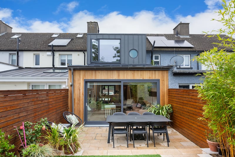 Zinc- and cedar-clad extension