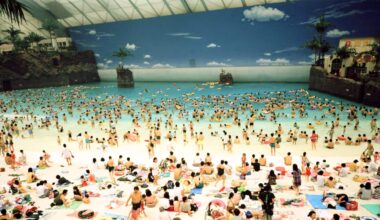 a powerful retrospective at the Jeu de Paume, an exhibition that questions our times