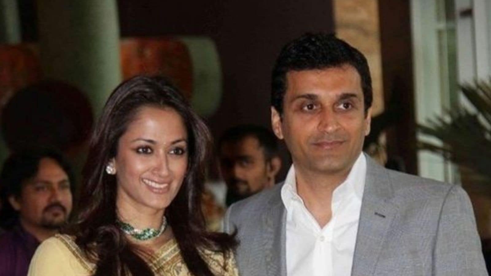 Marriage Changed Her Path

In 2005, Gayatri married businessman Vikas Oberoi. With that, she chose a life far removed from film sets and premieres. Post marriage, she stayed away from Bollywood and public appearances. Her focus shifted entirely to her personal life. The industry gradually moved on, but curiosity around her choice never faded.
