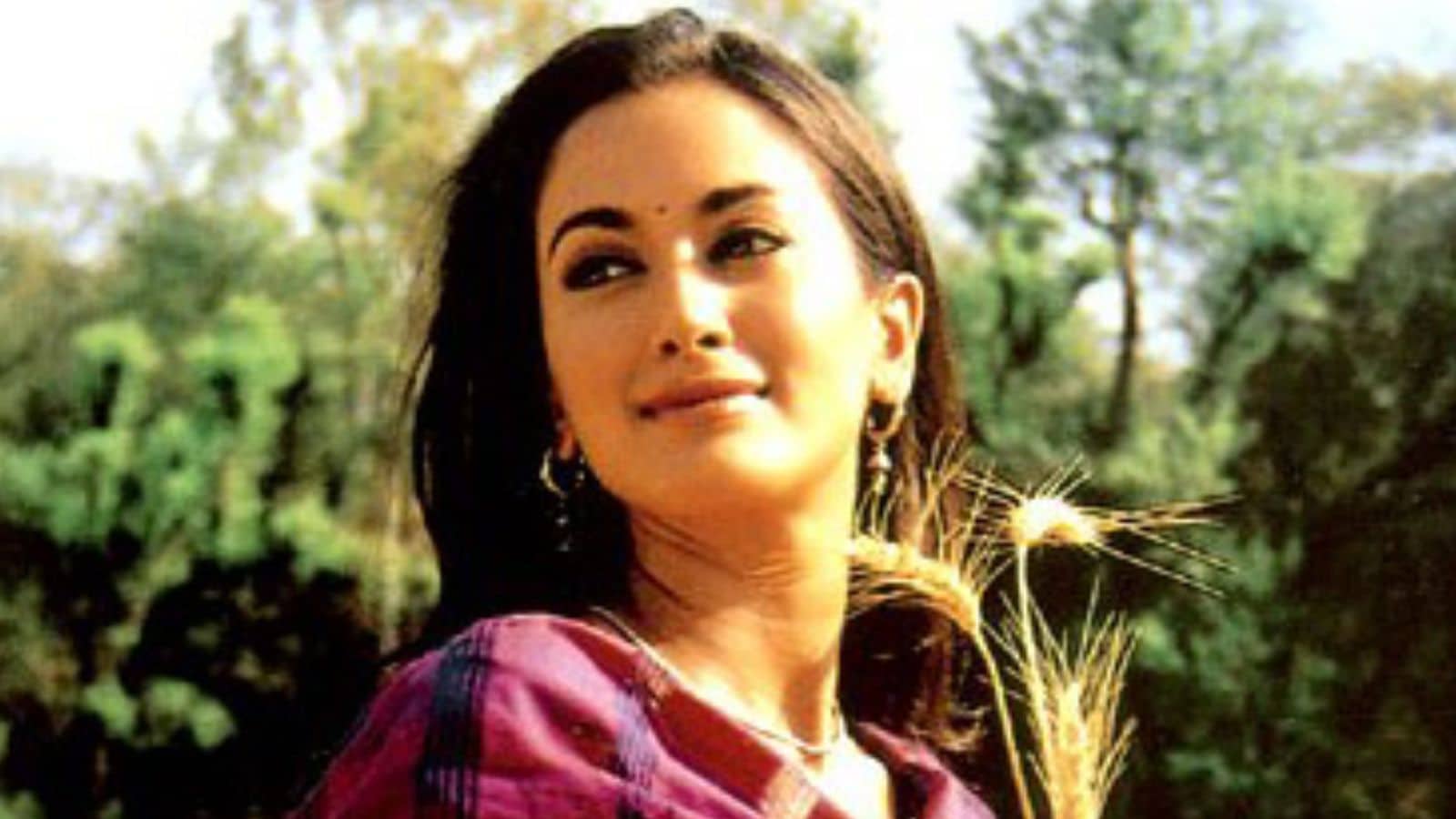 Richest Without Being In Films

Despite not being active in the industry, Gayatri Joshi’s financial standing is remarkable. Technically, she is not counted among working Bollywood actresses. Yet, in terms of wealth linked to her household, she ranks far above most. It is a rare case of fame meeting fortune in unexpected ways. Her story continues to intrigue fans.