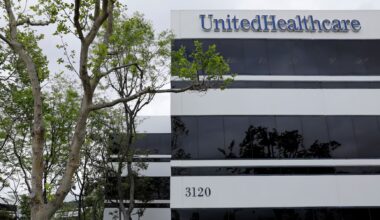 UnitedHealth to offer rebates to its Obamacare customers