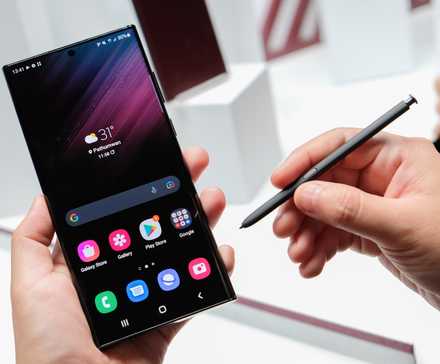 A man using the Galaxy S22 Ultra with an S Pen