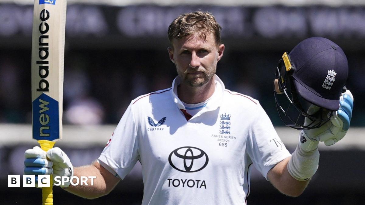 Manchester United head coach Ruben Amorim in a dark winter coat on the touchline before the 1-1 draw with Leeds