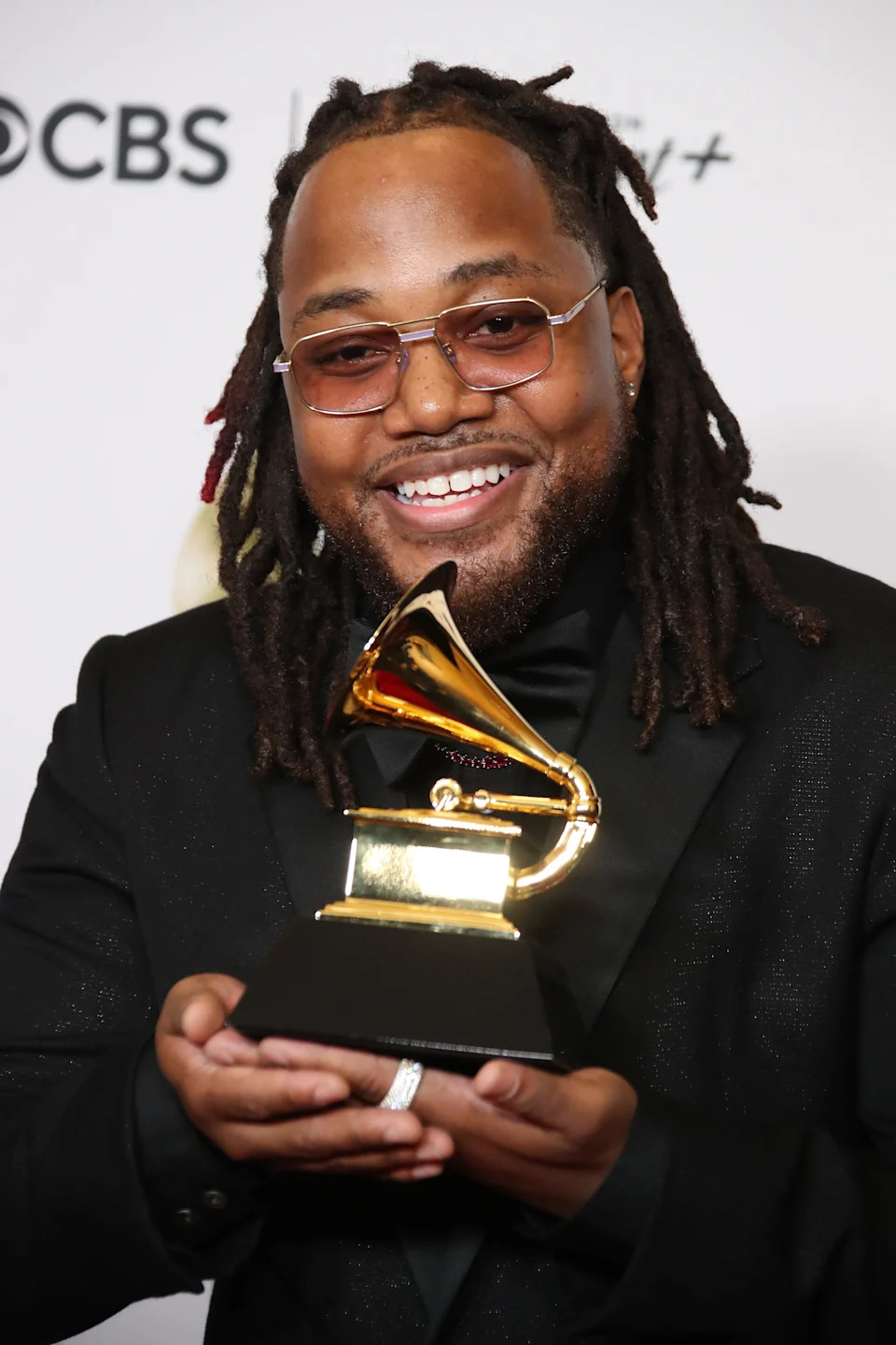 Feb 4, 2024; Los Angeles, CA, USA; Leon Thomas, winner of Best R&B Song for ‘Snooze,’ at the 66th Annual Grammy Awards at Crypto.com Arena in Los Angeles on Sunday, Feb. 4, 2024.. Mandatory Credit: Dan MacMedan-USA TODAY