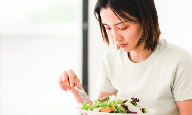 A woman enjoys a low-GI food. Photo: VCG
