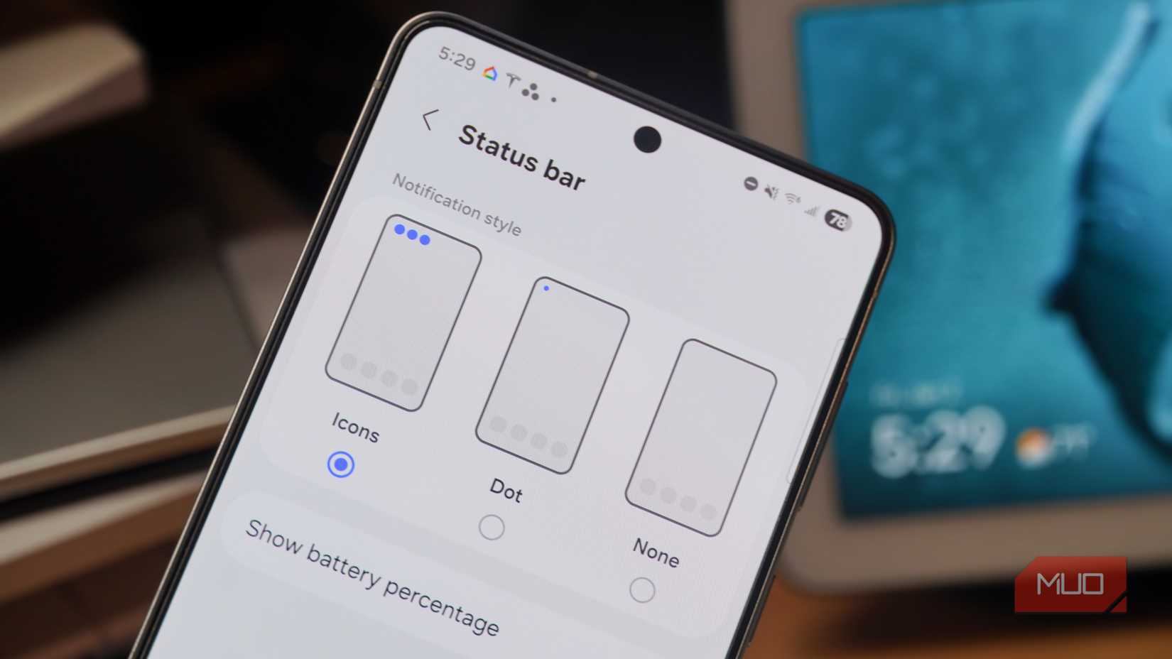 Choosing between status bar icons, dots, or none for notifications.
