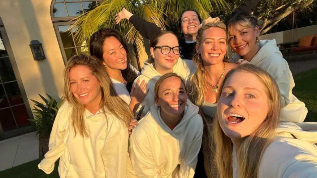 ashley-tisdale-mum-group