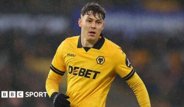 Jorgen Strand Larsen wearing a gold Wolves shirt