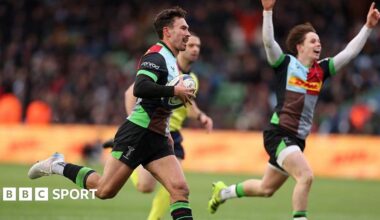 Nick David running in a try