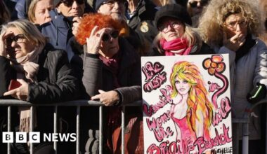 Crowds line Saint-Tropez streets for Brigitte Bardot funeral