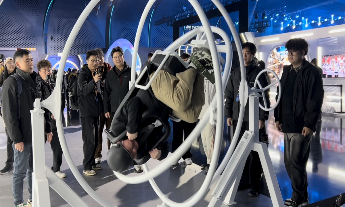 A visitor experiences the hand-cranked space ring at the conference venue in Chengdu, Southwest China's Sichuan Province, on January 22, 2026. Photo: Liang Rui/GT