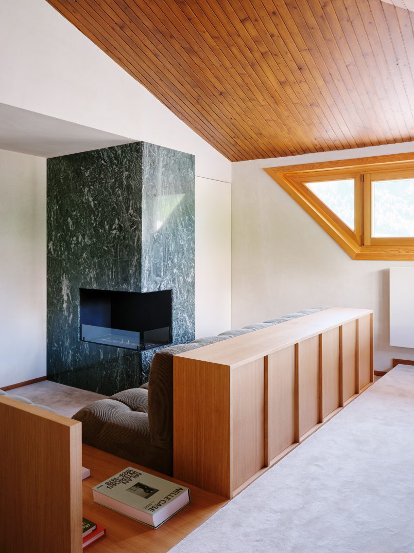 Living room with fireplace and sofa in Co.arch Studio apartment renovation in Mario Galvagni's Giomein