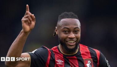Antoine Semenyo holds up his finger to celebrate
