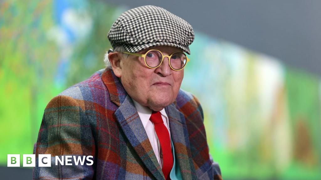 David Hockney says moving Bayeux Tapestry to UK is 'madness'